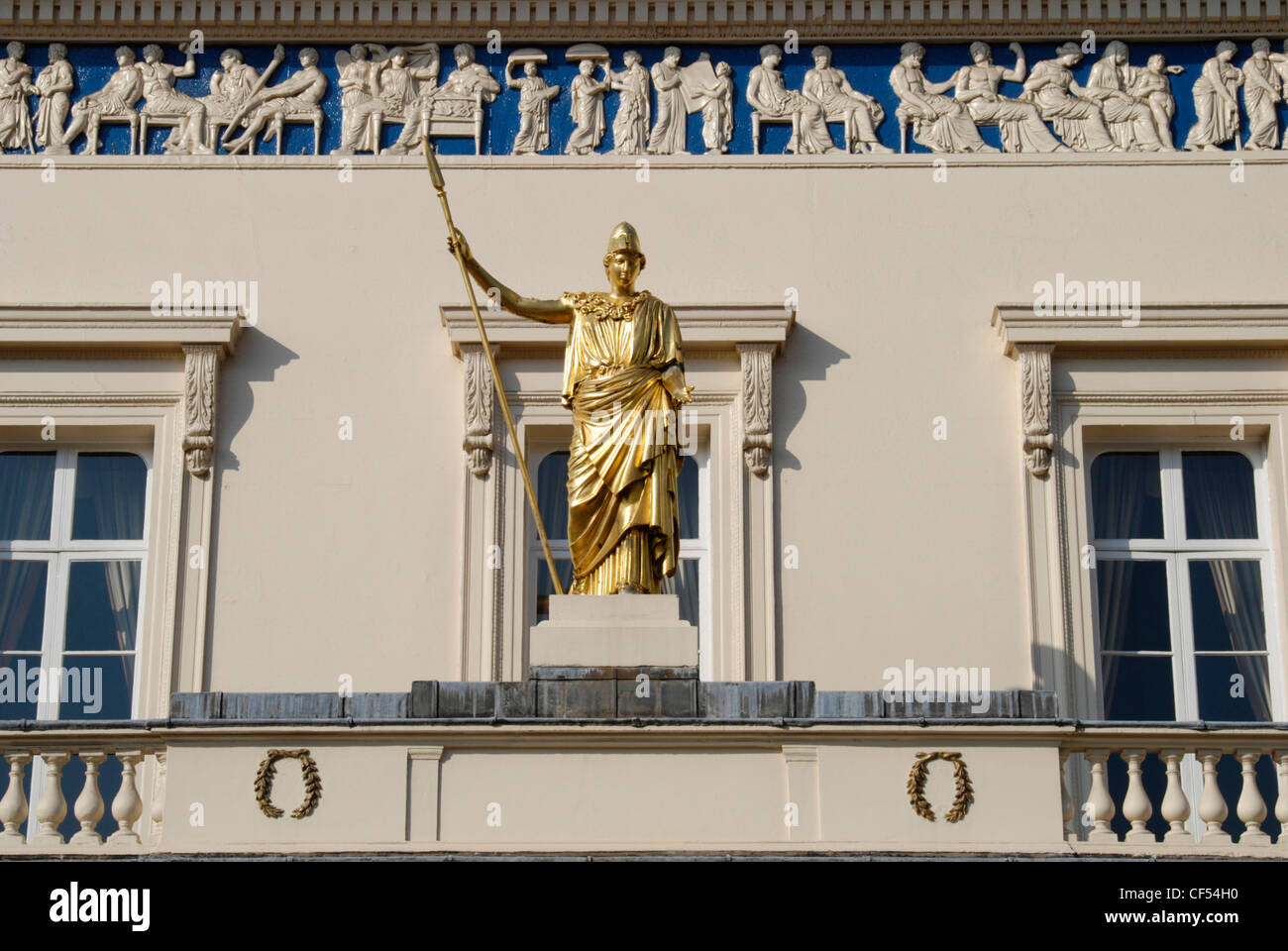 Una chiusura della statua di Athena e fregio all'esterno dell'Athenaeum Club di Londra. Foto Stock