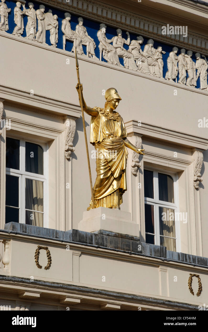 Una chiusura della statua di Athena e fregio all'esterno dell'Athenaeum Club di Londra. Foto Stock