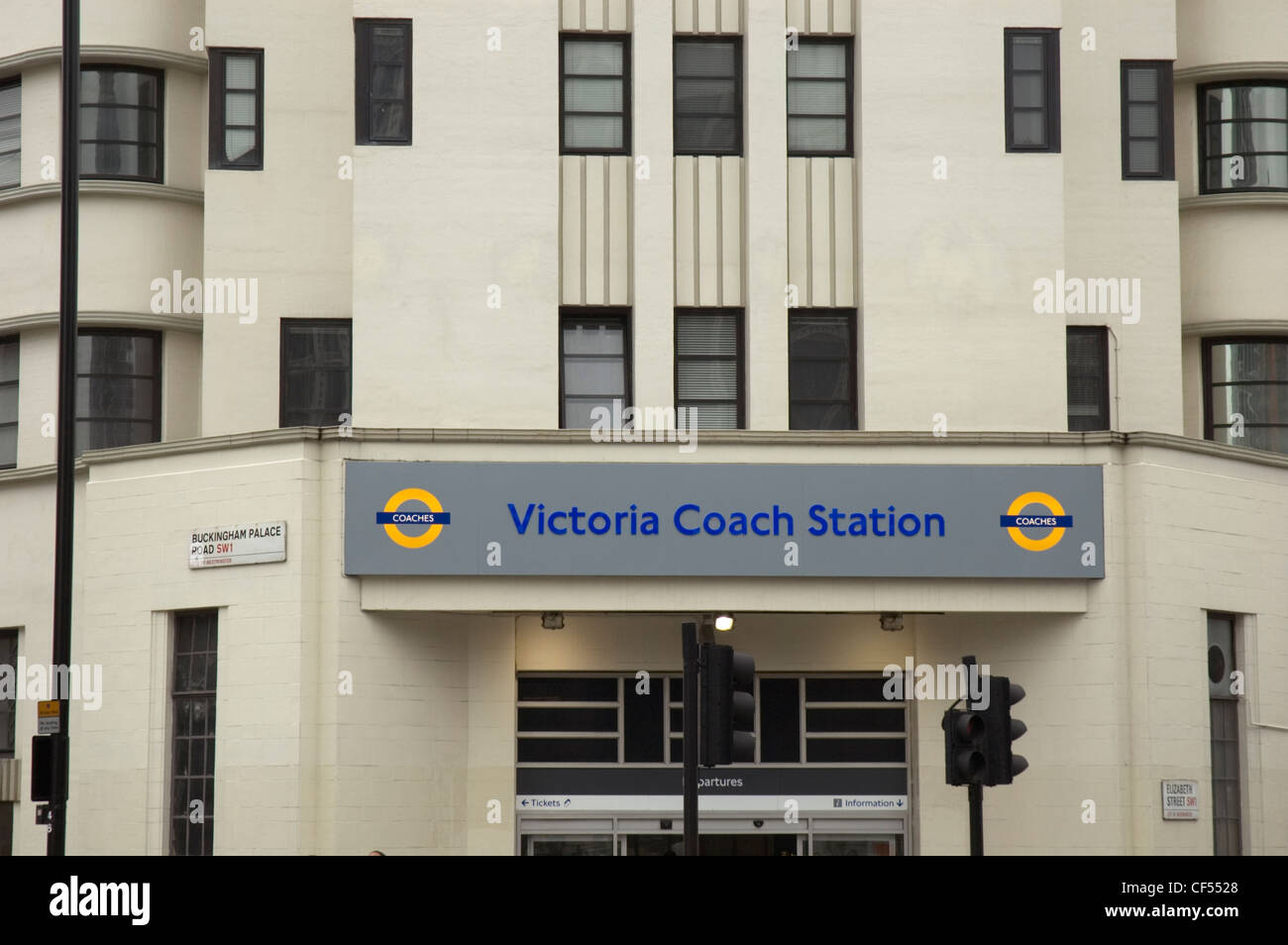 Un ingresso per la stazione dei pullman di Victoria in Buckingham Palace Road. Foto Stock