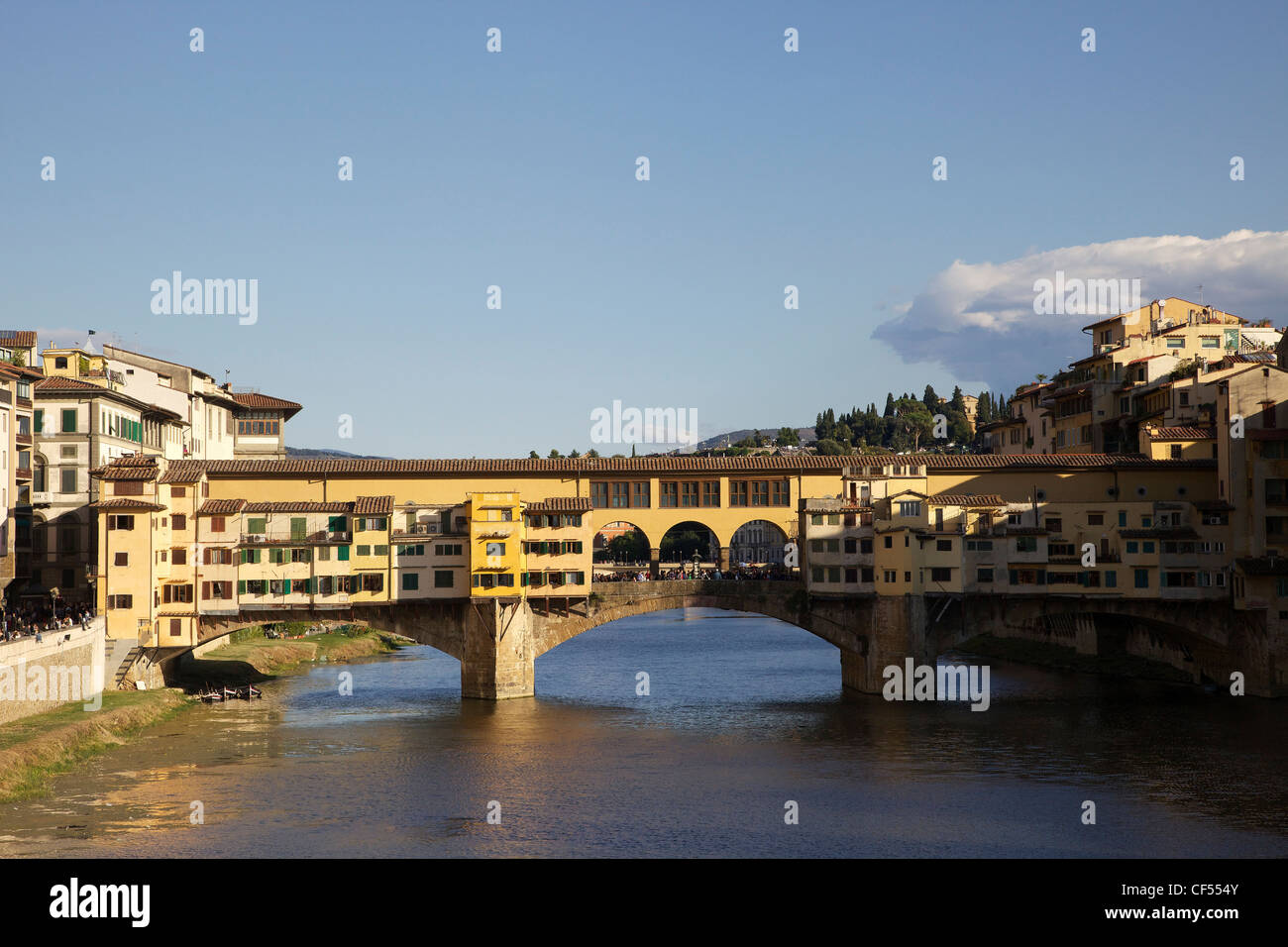 Il Ponte Vecchio e il fiume Arno, Firenze, Toscana, Italia, Europa Foto Stock