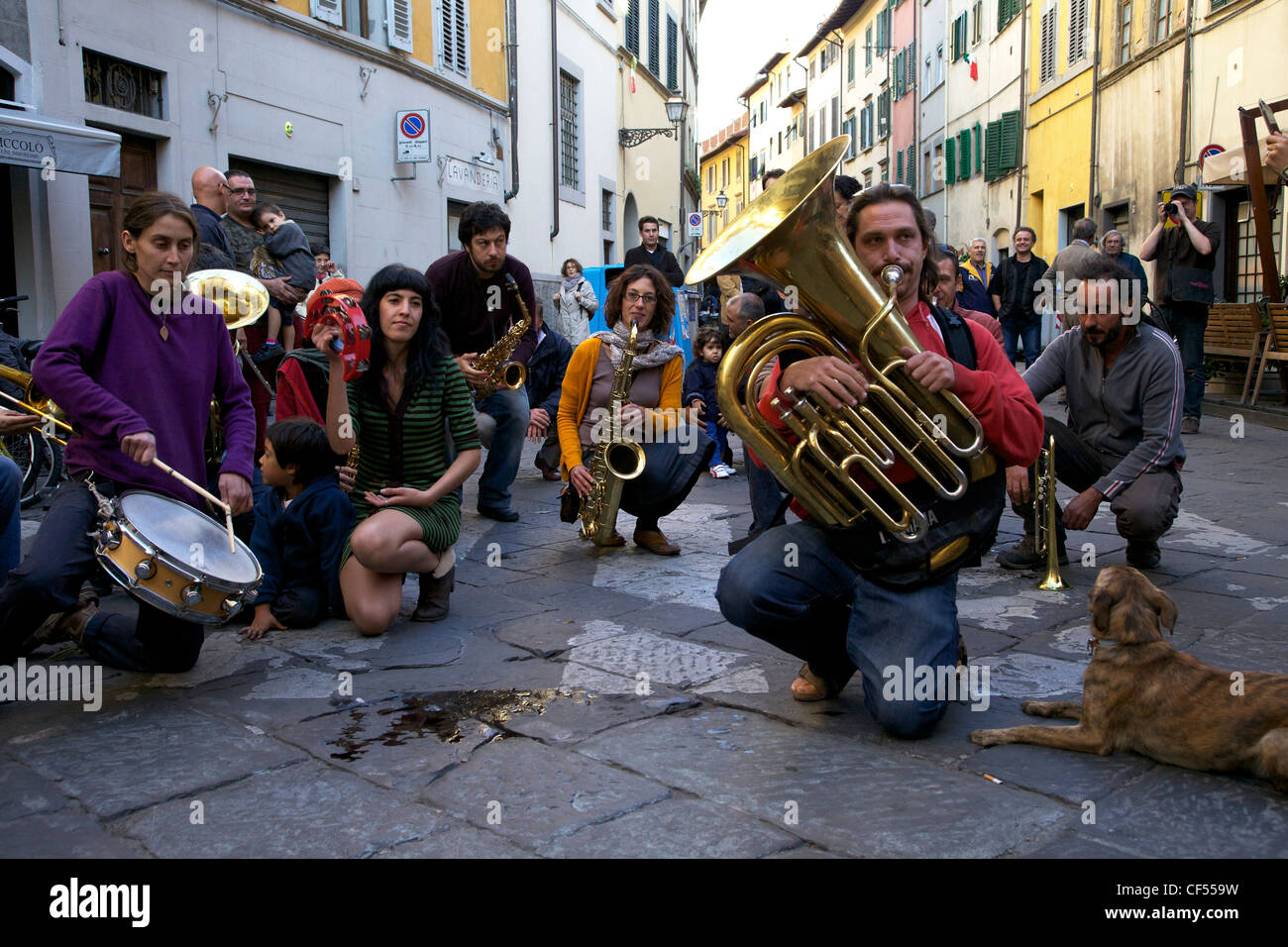 Fiati sprecati, popolari street band, eseguire nelle strade di Firenze, Toscana, Italia, Europa Foto Stock