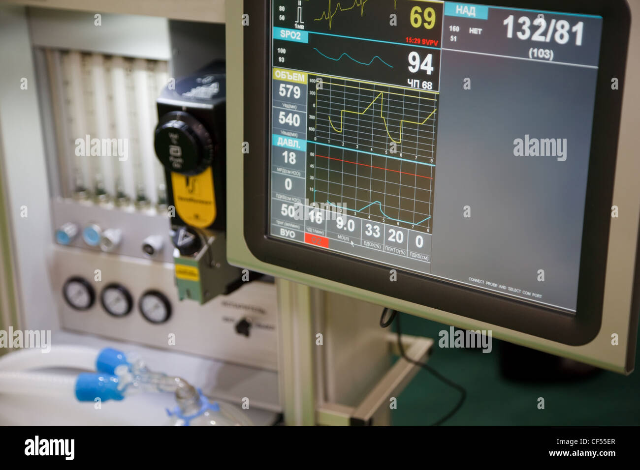 Rianimazione, anapnotherapy sistema. Monitor con i dati sanitari in base. Foto Stock