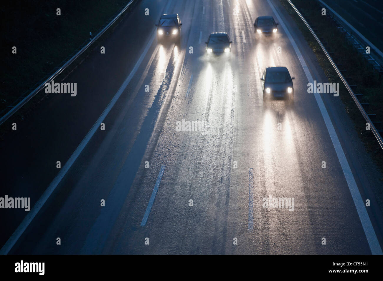 In Germania, in Baviera, automobili su autobahn durante la pioggia Foto Stock