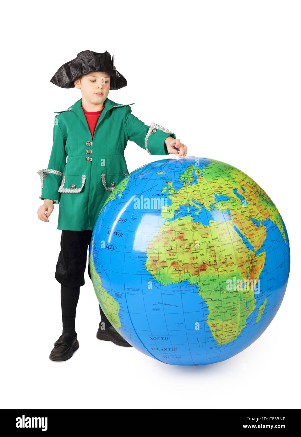 Little Boy storica in costume in piedi con grande globo gonfiabile isolato Foto Stock