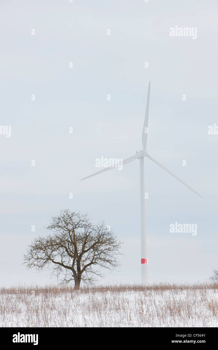 In Germania, in Baviera, la vista della ruota del vento in inverno Foto Stock