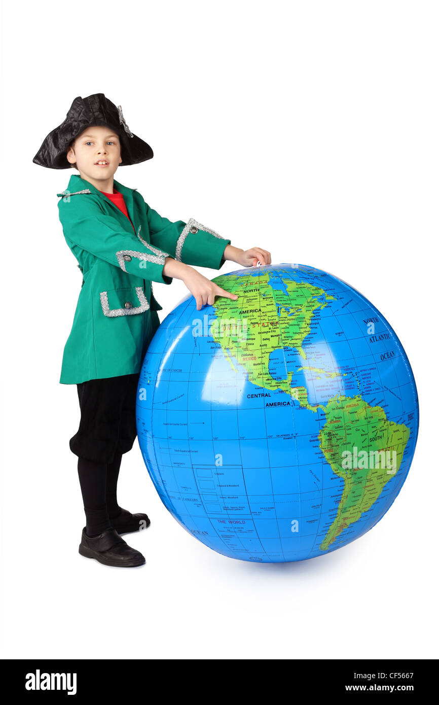 Little Boy storica in costume in piedi con grande globo gonfiabile e puntamento da dito Foto Stock