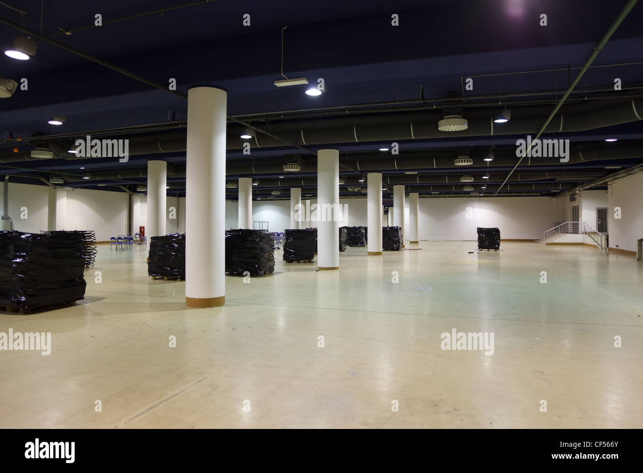 Grande magazzino vuoto. Ventilazione e apparecchiature di illuminazione è montato sul soffitto. Foto Stock