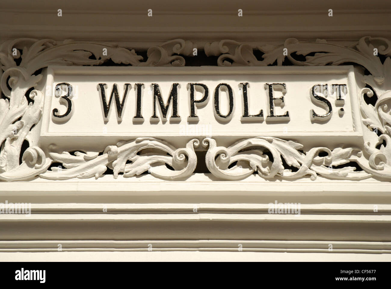 Una chiusura di un vecchio ornati in pietra bianca sul segno Wimpole Street. Foto Stock