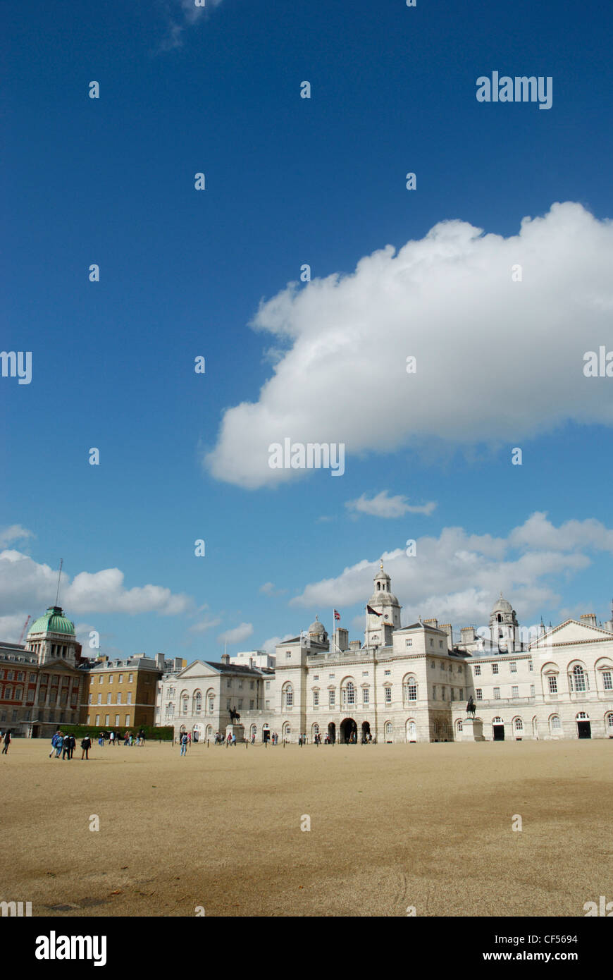 Cielo blu e nuvole sopra la sfilata delle Guardie a Cavallo di Westminster. Foto Stock