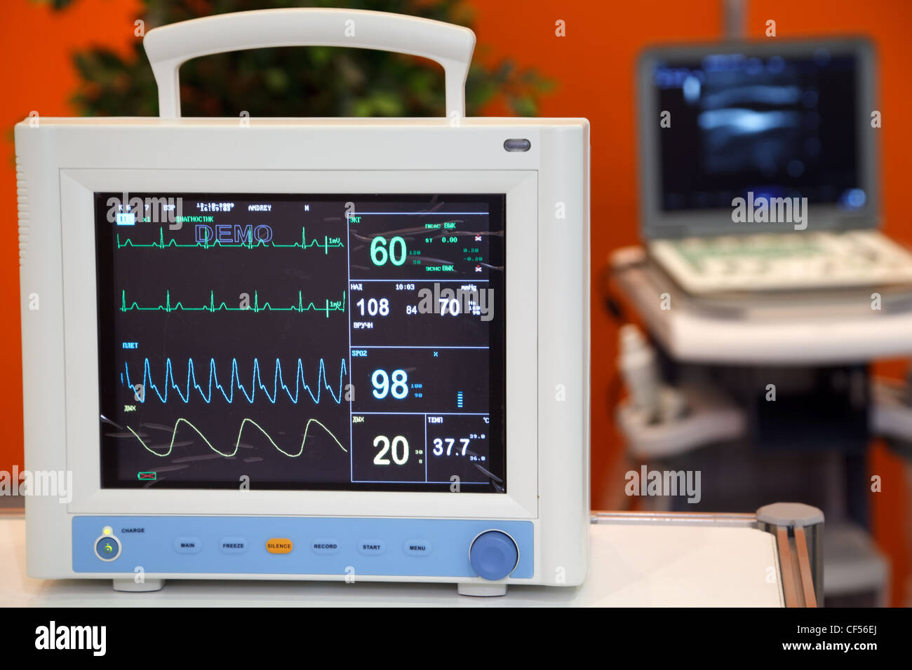 Monitor cardiaco con segni vitali: EKG, pulsossimetria, pressione sanguigna Foto Stock