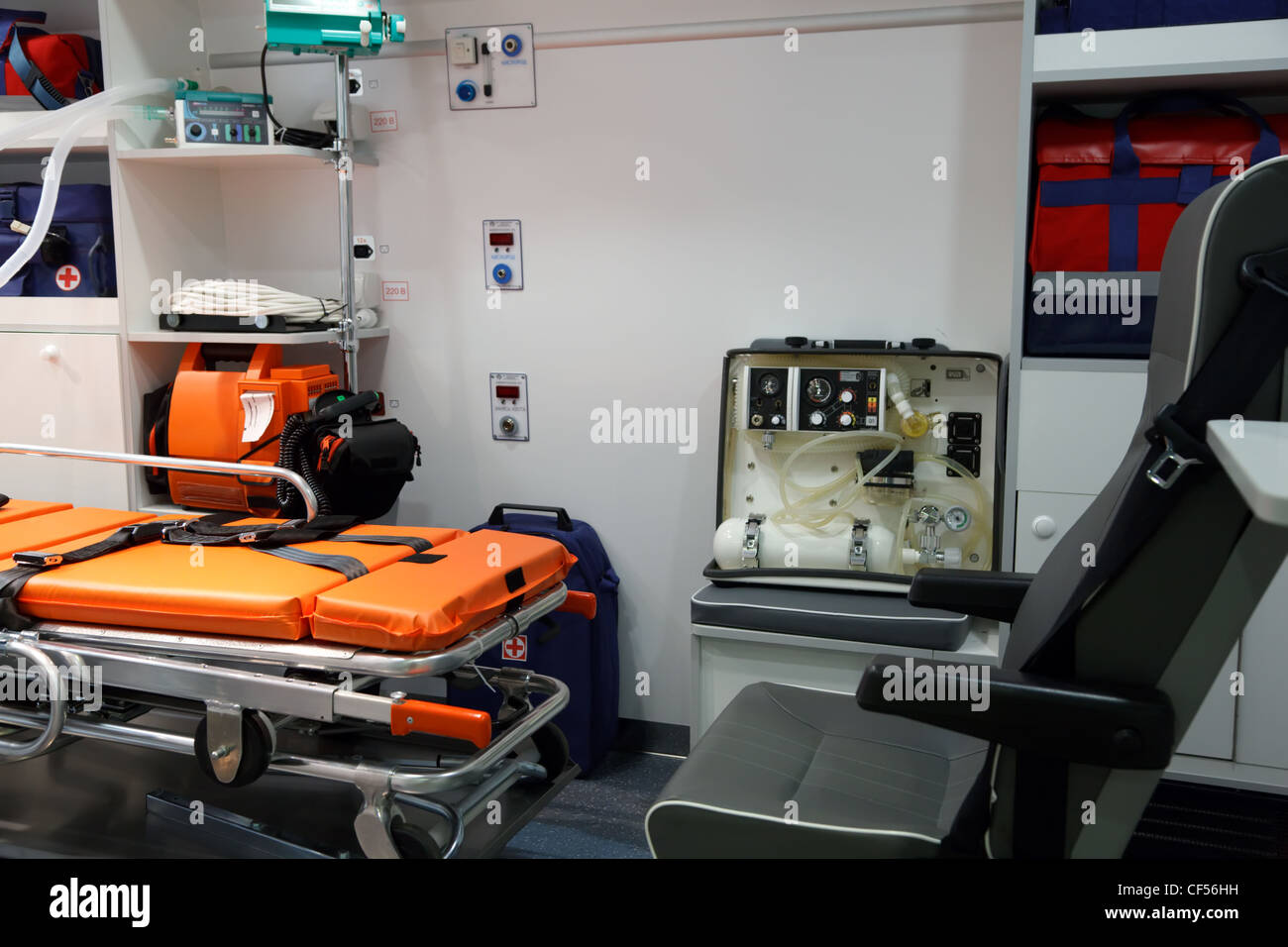 Attrezzature per le ambulanze. Vista dall'interno. Foto Stock