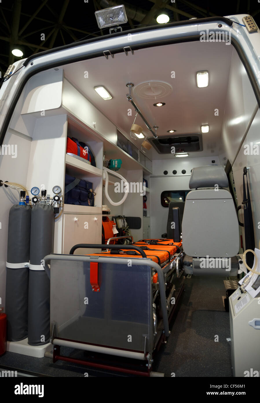 Attrezzature per le ambulanze. Vista dall'interno. Foto scattata da le porte posteriori. Foto Stock