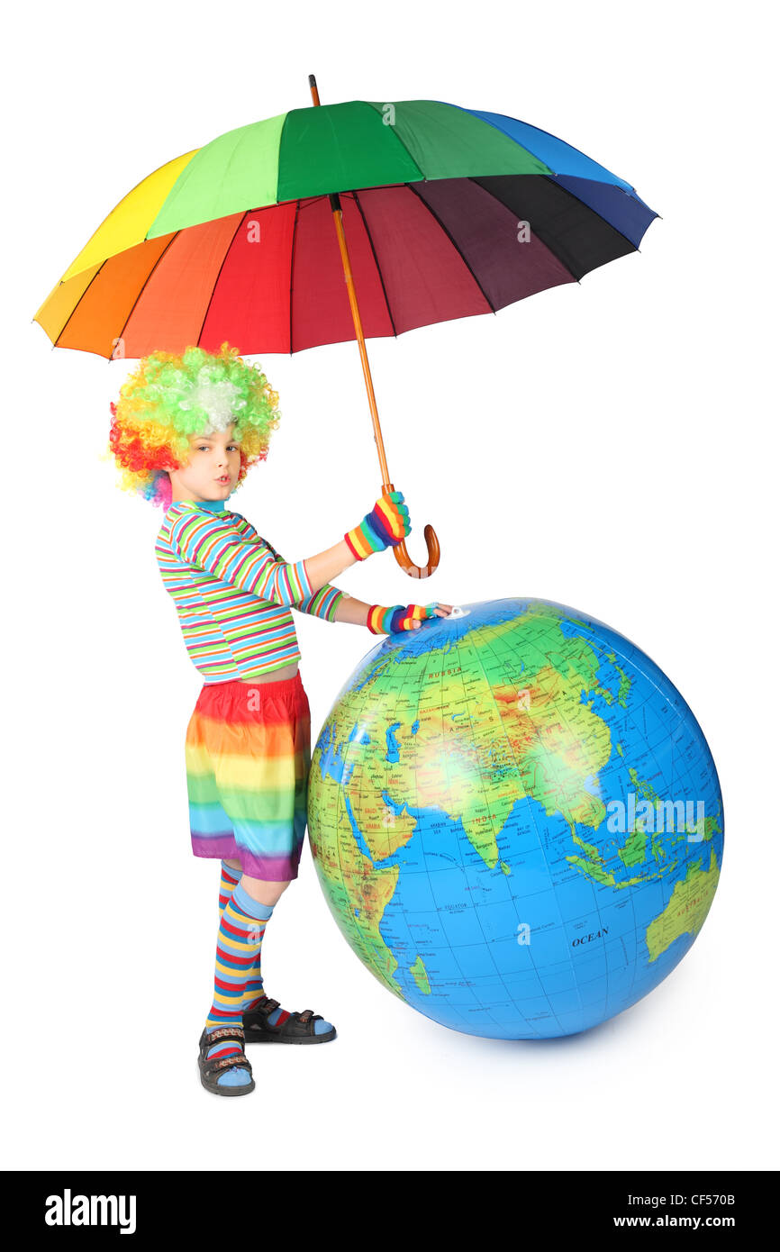 Ragazzo in abito da clown con ombrellone e grande globo isolato su sfondo bianco Foto Stock