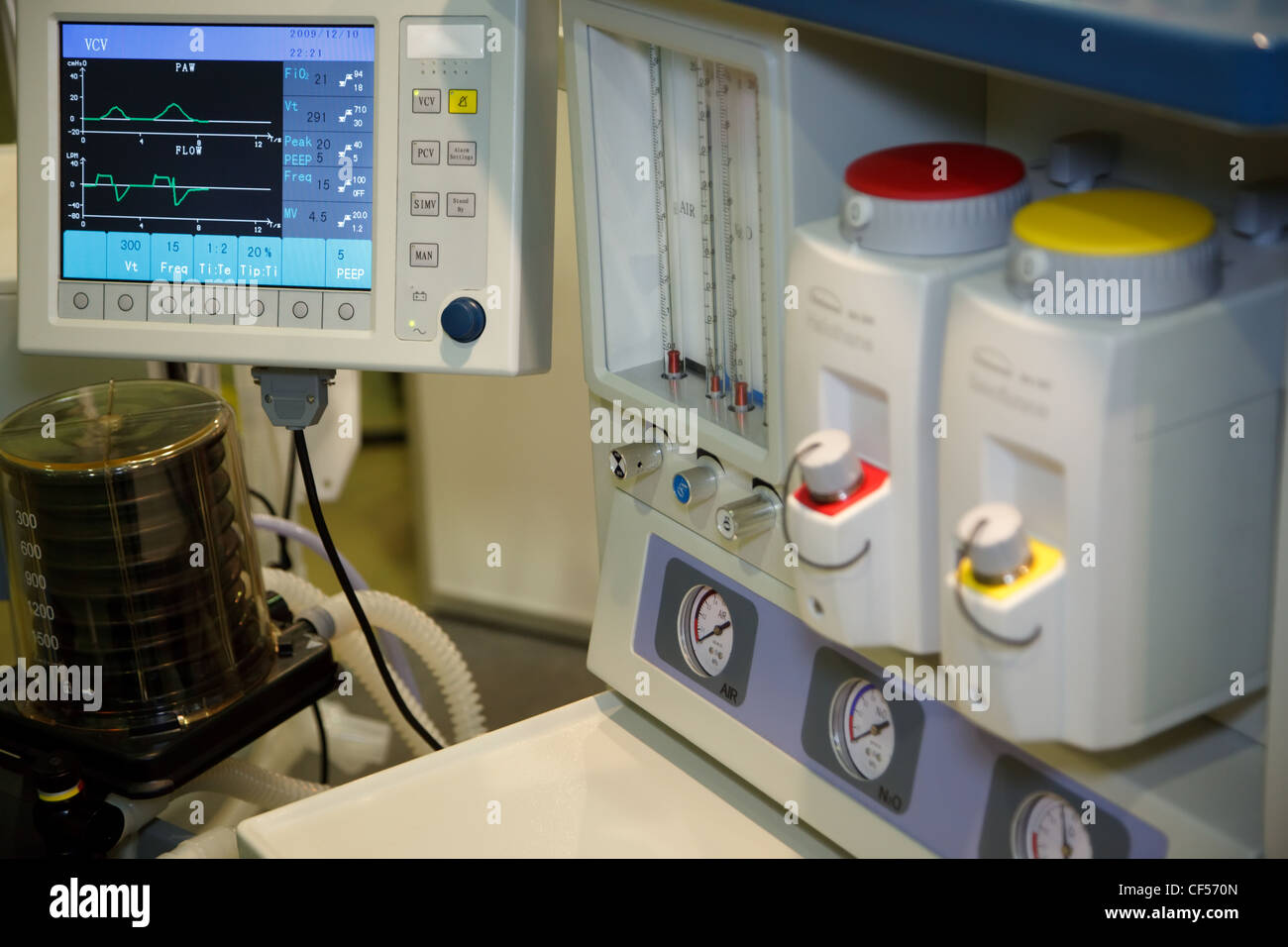 Rianimazione, anapnotherapy sistema. Monitor con i dati sanitari in base. Foto Stock