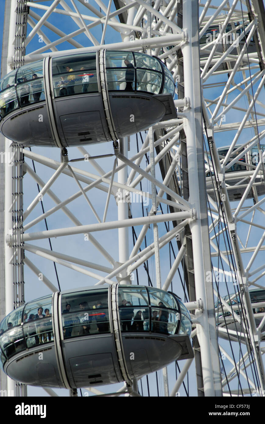Una chiusura di capsule con il British Airways London Eye sulla South Bank. Foto Stock