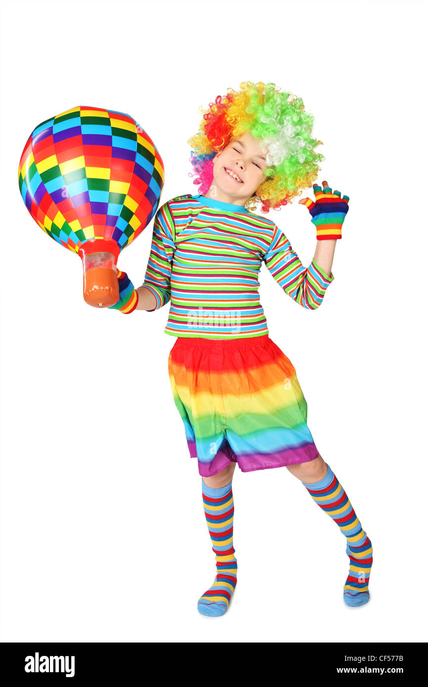 Ragazzo in abito da clown con palloncino multicolore in piedi isolato su sfondo bianco Foto Stock