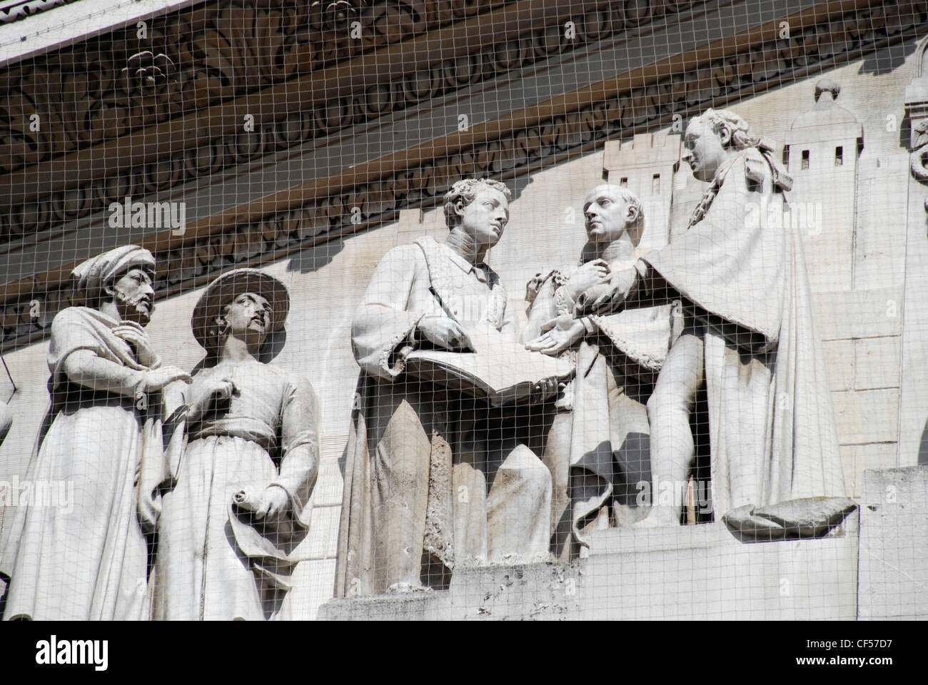 Una chiusura di statue sulla parte esterna del Royal Exchange. Foto Stock