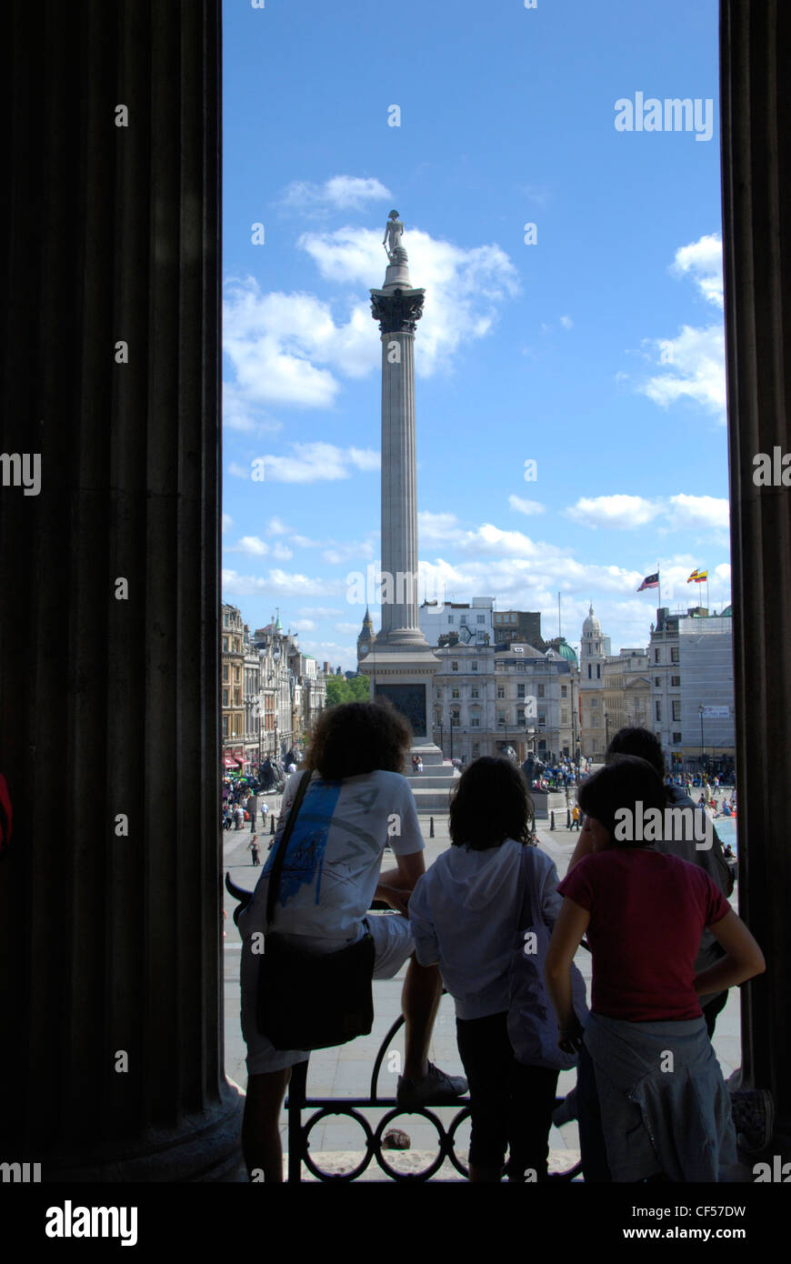 Tre turisti ammirando la vista dalle fasi del National Gallery. Foto Stock