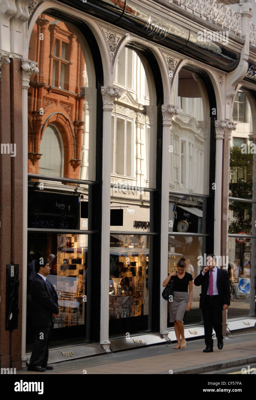 Riflessioni nel negozio di fronte di Asprey gioiellerie su New Bond Street. Foto Stock