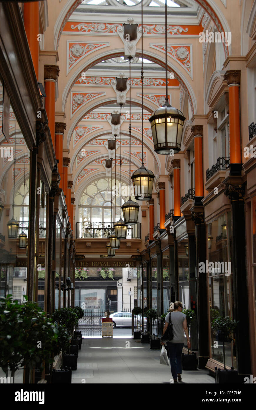 Guardando verso il basso la parte interna arcuata del Royal Arcade in Old Bond Street. Foto Stock