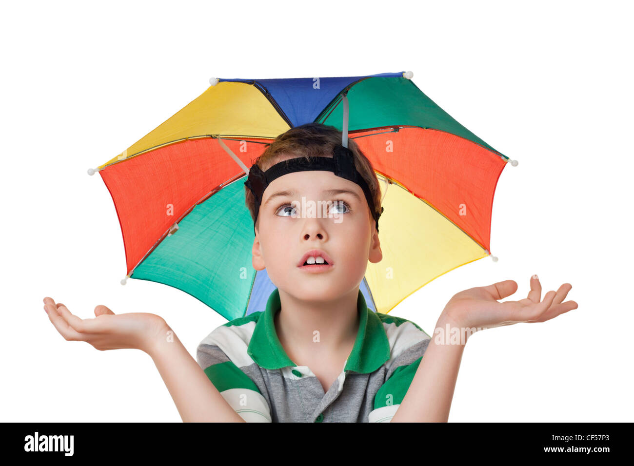 Ragazzo con multi-colore di ombrello sulla testa diffondere le sue mani a  parte isolati su sfondo bianco Foto stock - Alamy