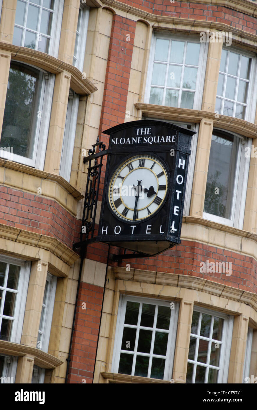 Un orologio e di un segno per il Sloane Square Hotel nel Quartiere di Chelsea. Foto Stock