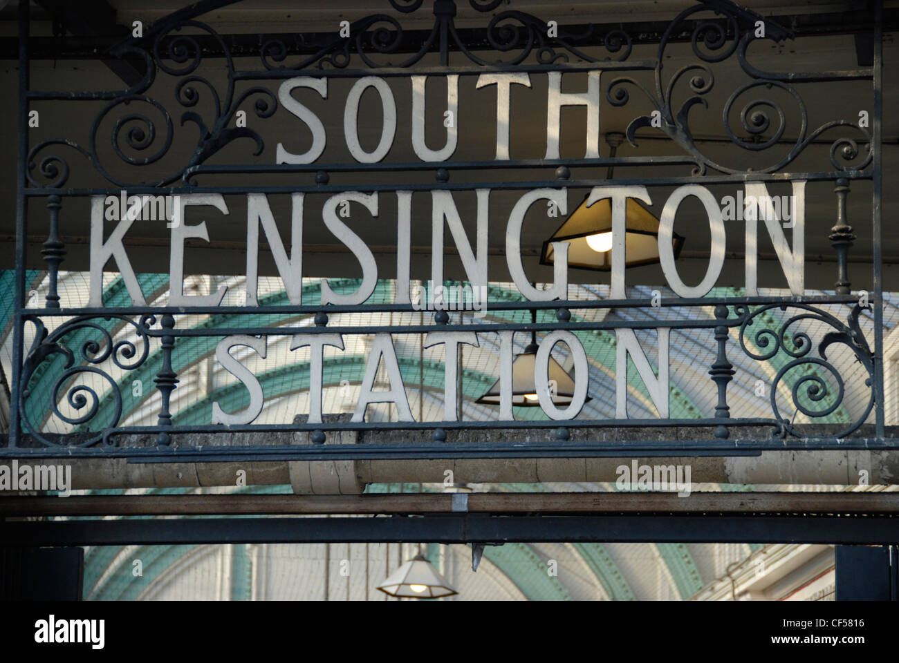 Close up di un Vittoriano di ferro battuto cartello fuori la stazione della metropolitana di South Kensington. Foto Stock