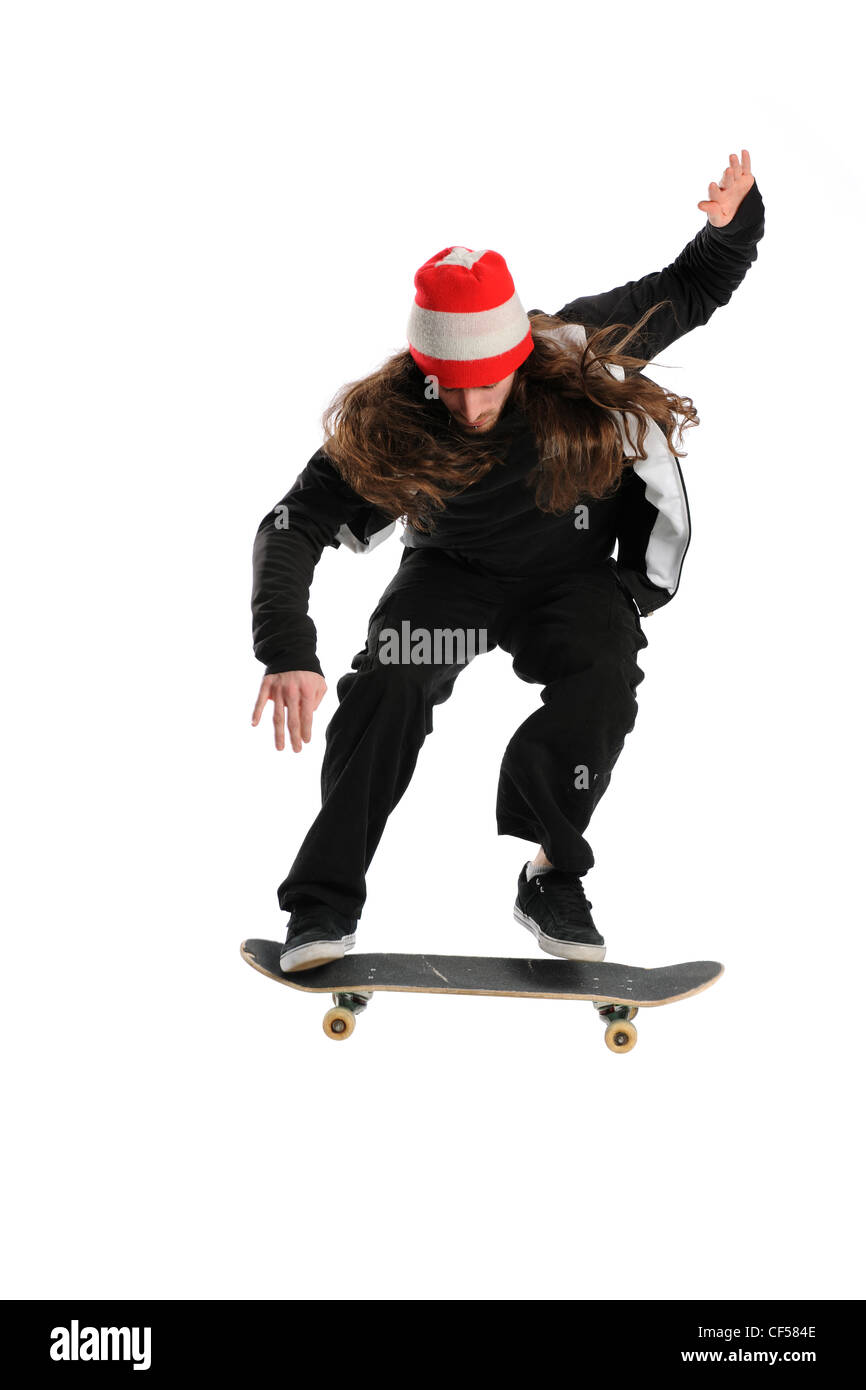Giovane uomo saltando su uno skateboard isolato su uno sfondo bianco Foto Stock