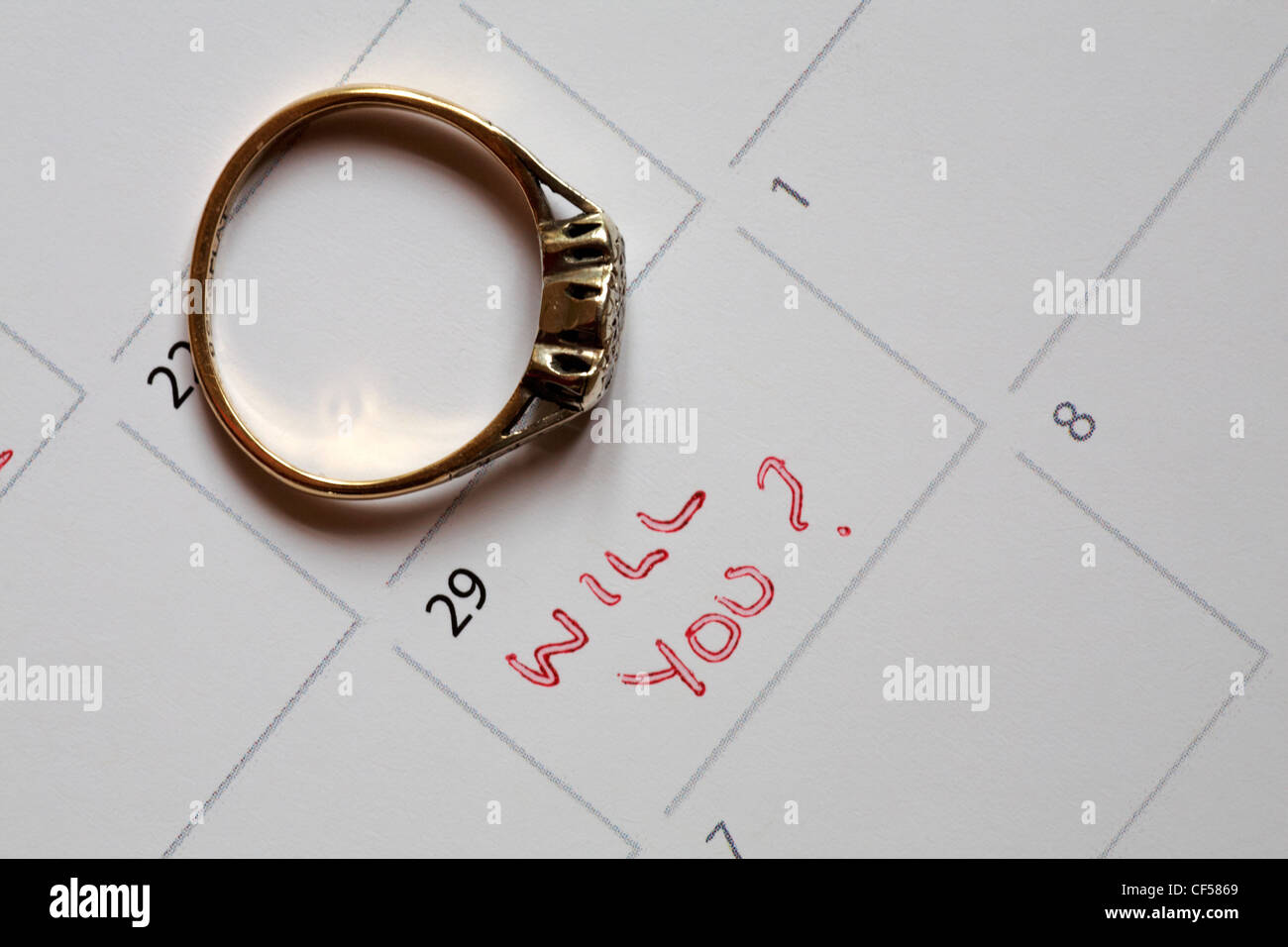 Suoneria di fidanzamento sulla pagina del calendario con messaggio il 29 febbraio anno bisestile, lo farai? - la proposta dell'anno bisestile Foto Stock