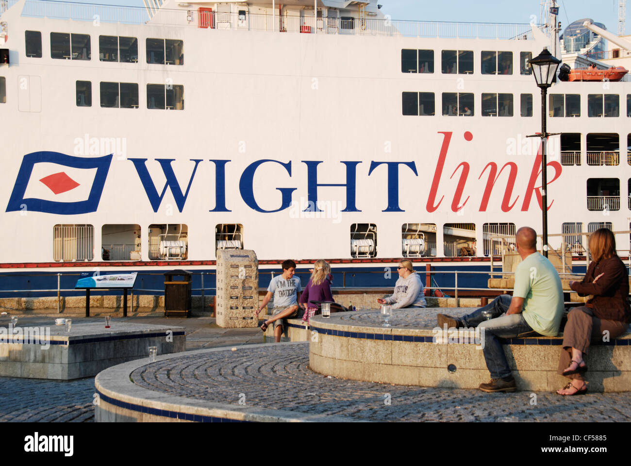 Il collegamento di Wight Isle of Wight traghetto per auto di entrare nel porto di Old Portsmouth. Foto Stock