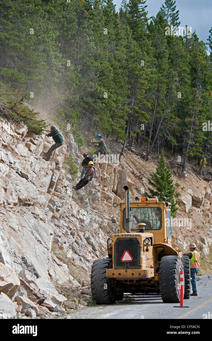 Waterton Lakes NP lavoratori indossare i caschi di sicurezza su funi cancellazione di una diapositiva di roccia e rendendo la roccia sicura lungo il Foto Stock