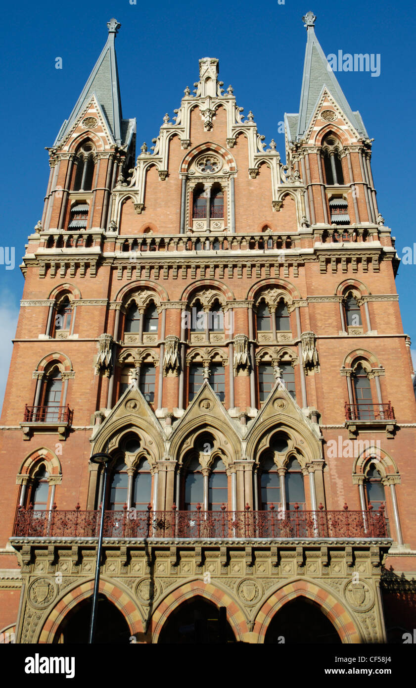 Esterno di St Pancras camere al di fuori dalla stazione ferroviaria internazionale di St Pancras. Foto Stock