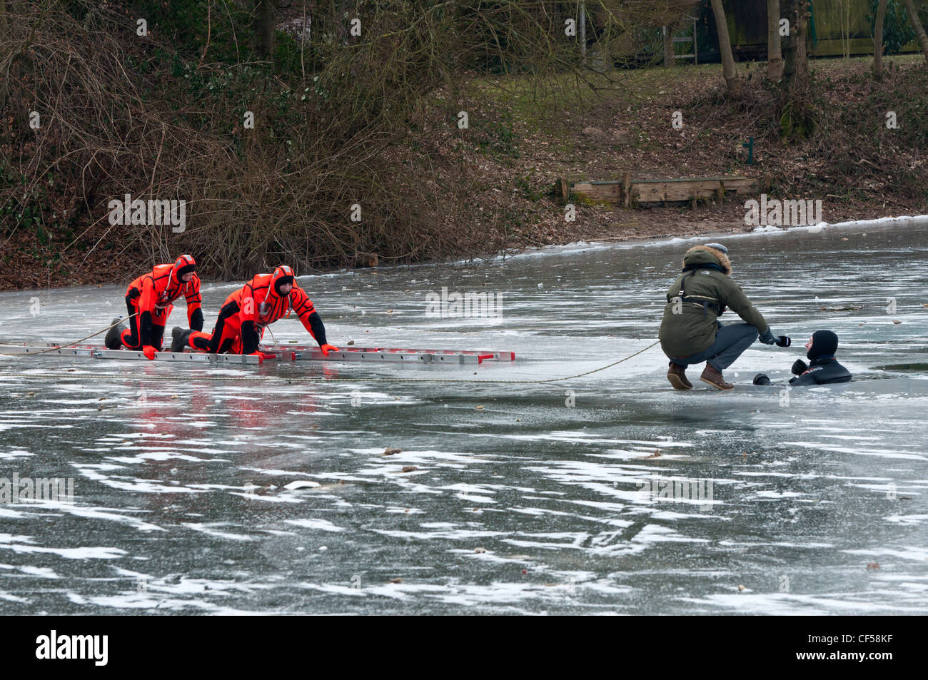 L'uomo essendo intervistato durante una vita pratica di risparmio sul lago ghiacciato in Germania. Foto Stock