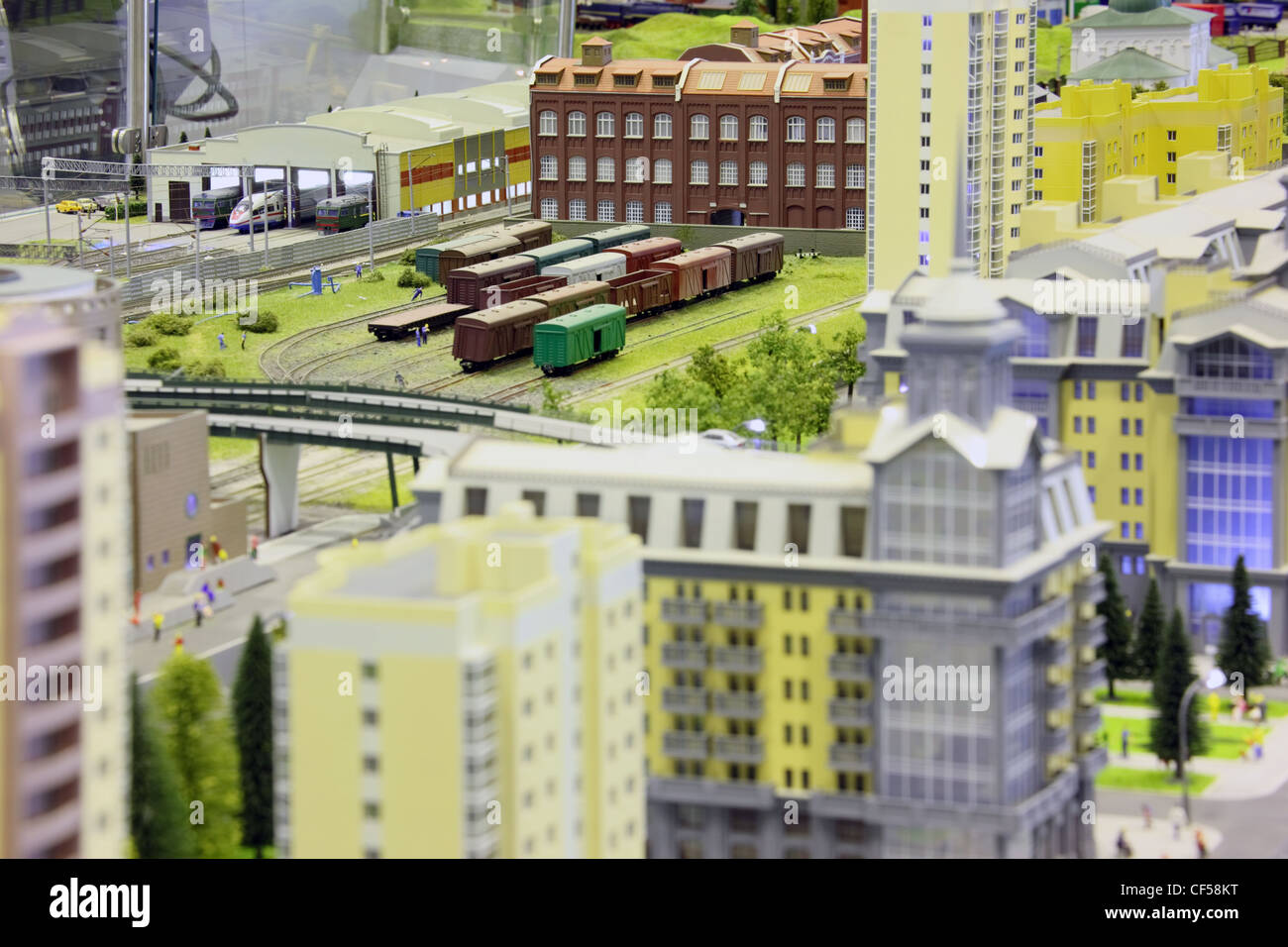 Modello di stazione ferroviaria. railroad, treni, edifici e altre costruzioni. concentrarsi sui tre piani di un palazzo nella parte superiore dell'immagine. Foto Stock