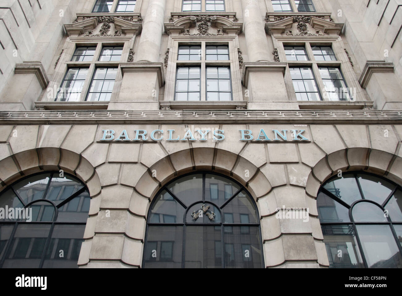 Esterno di un Barclays Bank filiale in un edificio storico. Foto Stock
