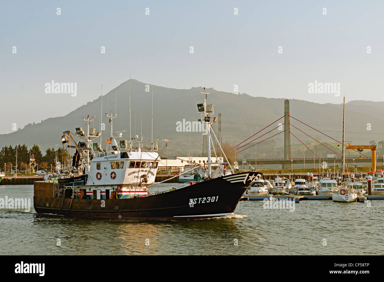Barca da pesca lasciando la darsena del porto di Colindres Cantabria, Spagna, Europa Foto Stock