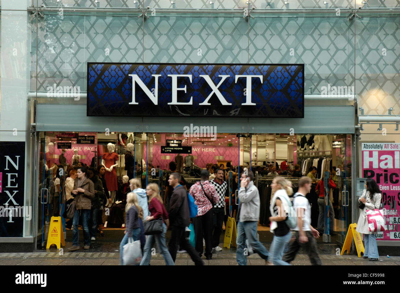 Shoppers fretta passato prossimo negozio di moda in Oxford Street. Foto Stock