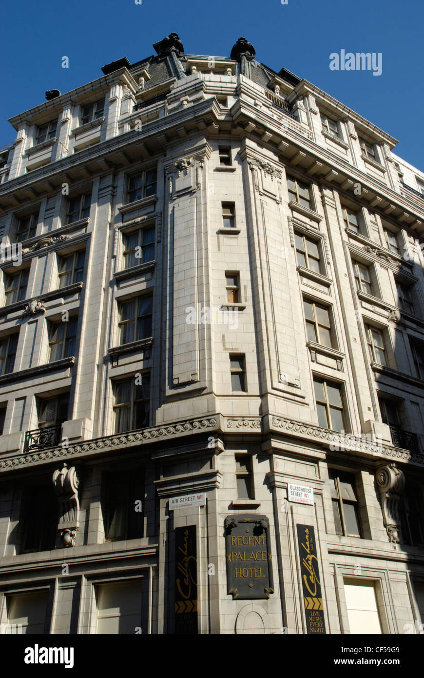 Una vista esterna dell'ex Regent Palace Hotel a Piccadilly Circus. Foto Stock