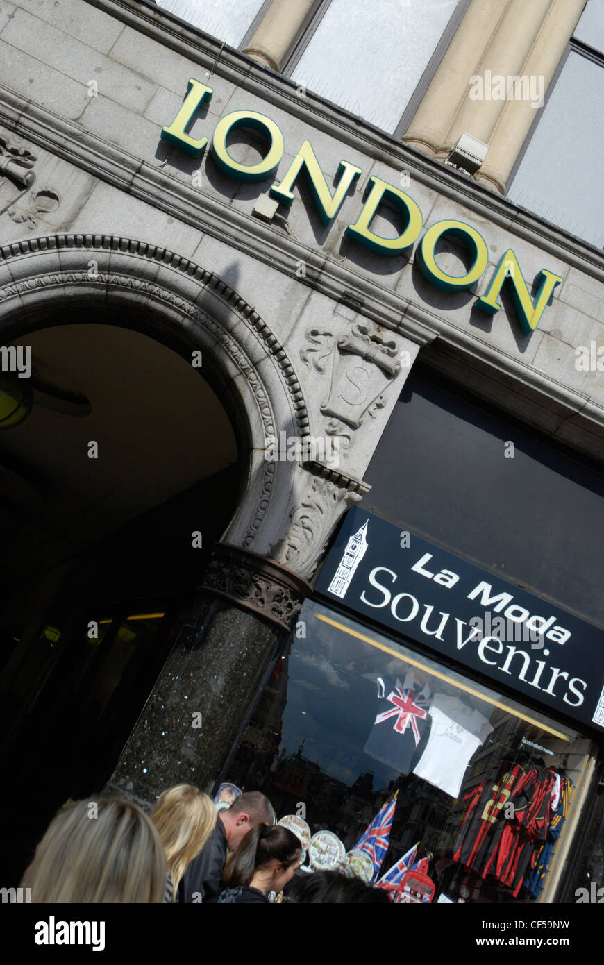 Un segno di Londra al di sopra di una street negozio di souvenir a Piccadilly Circus. Foto Stock