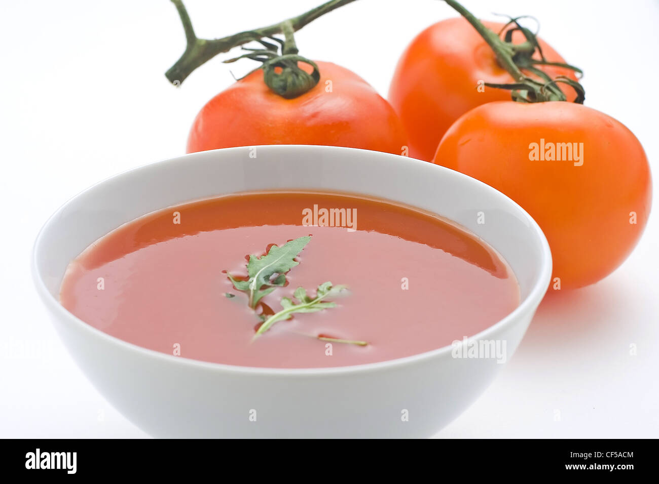 Delizioso e sano in casa zuppa di pomodoro e verdure Foto Stock