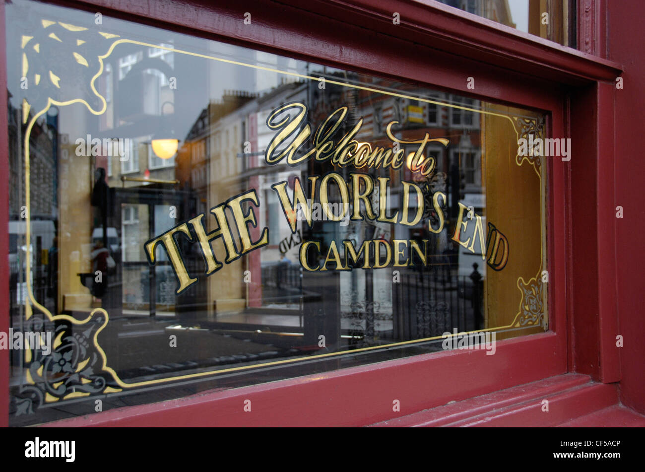Il testo nella finestra dei mondi fine pub di Camden. Foto Stock