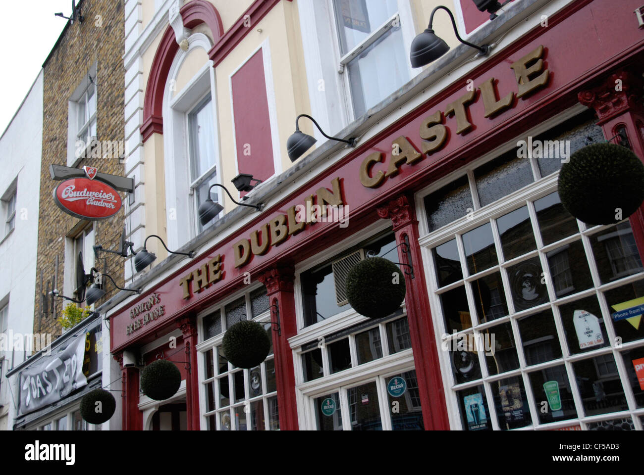 La parte anteriore del Castello di Dublino pub e music venue in Camden. Foto Stock
