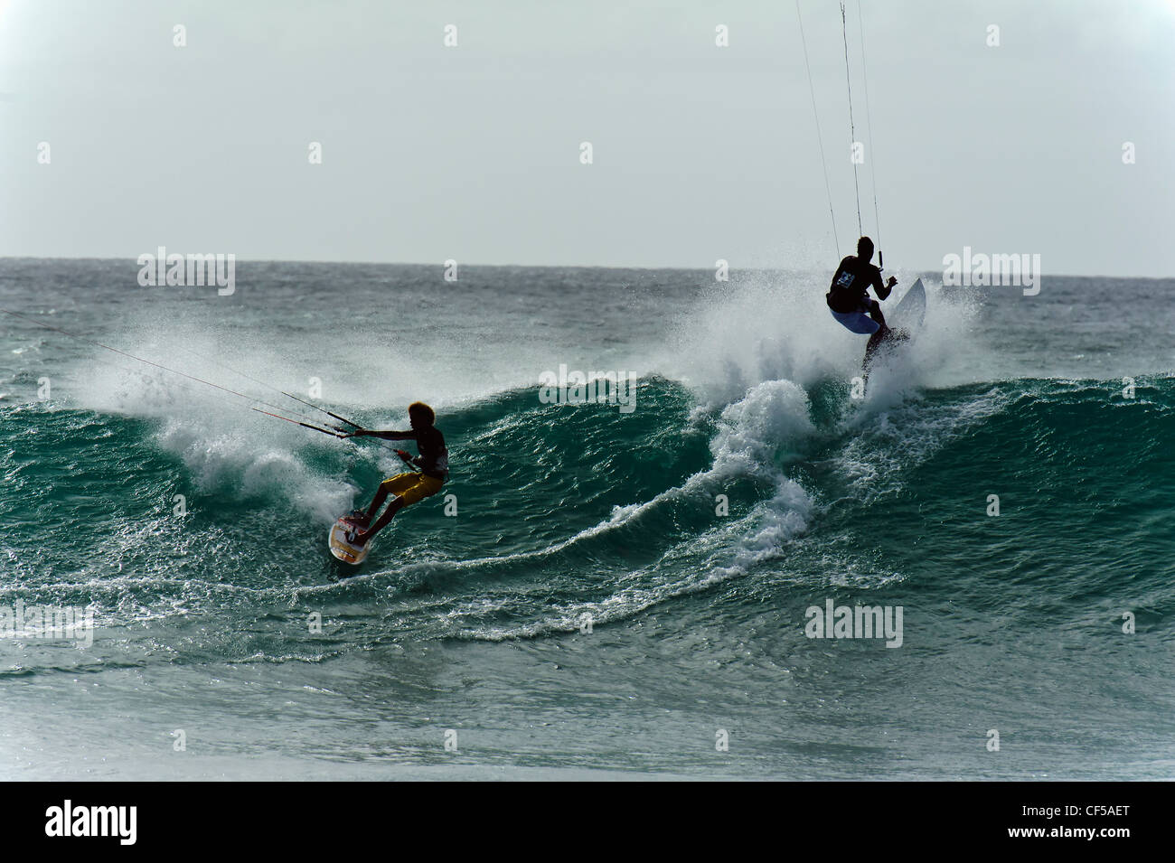 Surfer presso la spiaggia di Ponta Preta, Sal, Isole di Capo Verde, Africa Foto Stock