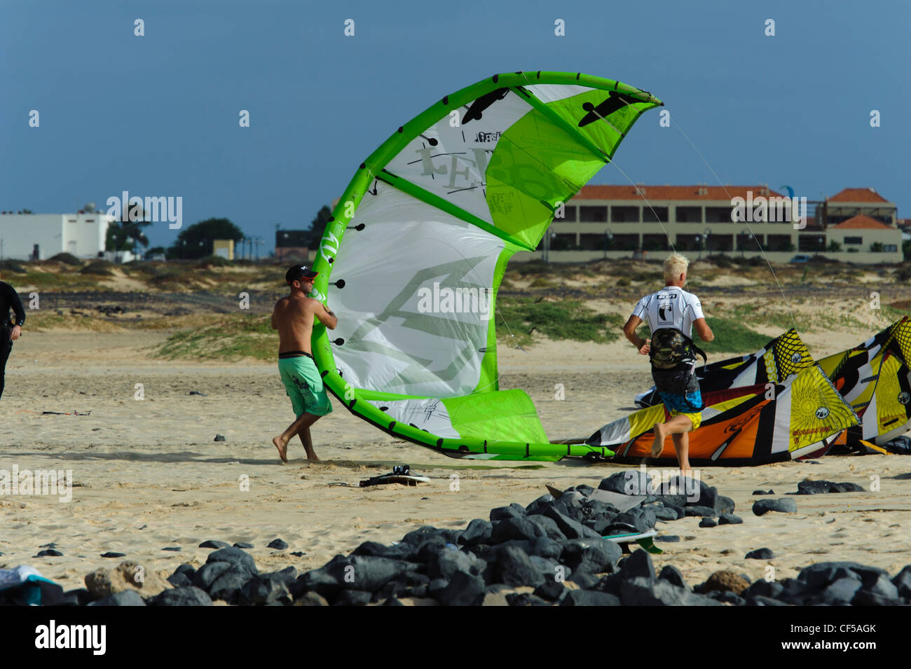 Surfer presso la spiaggia di Ponta Preta, Sal, Isole di Capo Verde, Africa Foto Stock