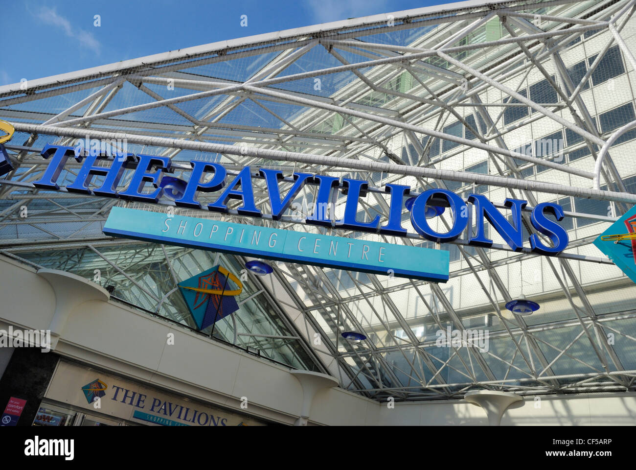 Parte dell'esterno dei padiglioni shopping center a Uxbridge. Foto Stock