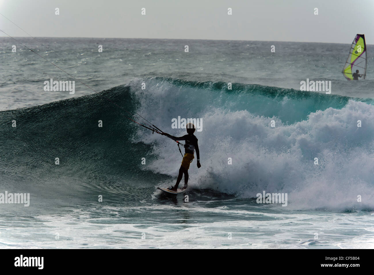 Surfer presso la spiaggia di Ponta Preta, Sal, Isole di Capo Verde, Africa Foto Stock