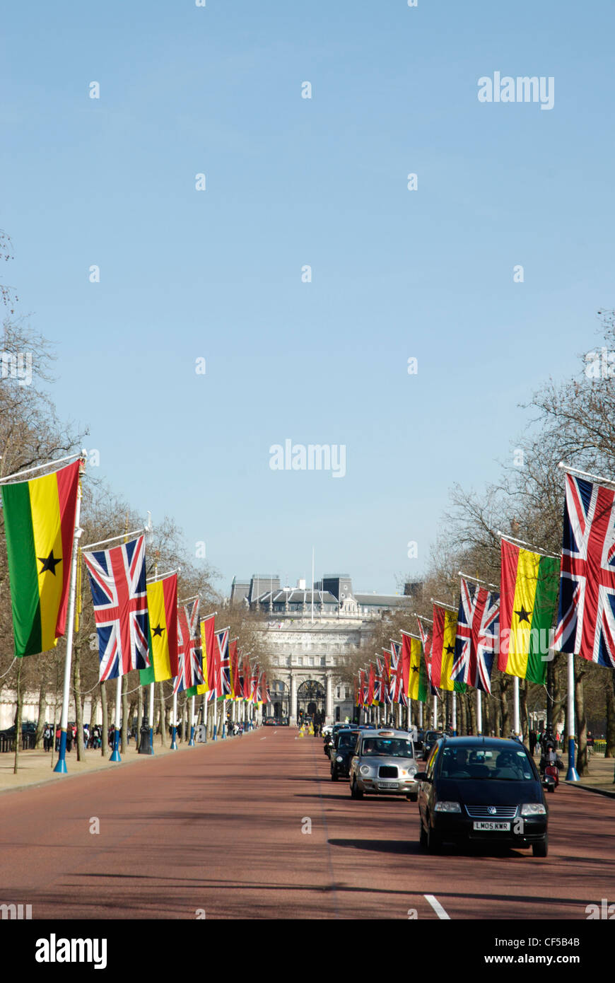 Il Mall foderato con Union Jack e Unione europea bandiere. Foto Stock