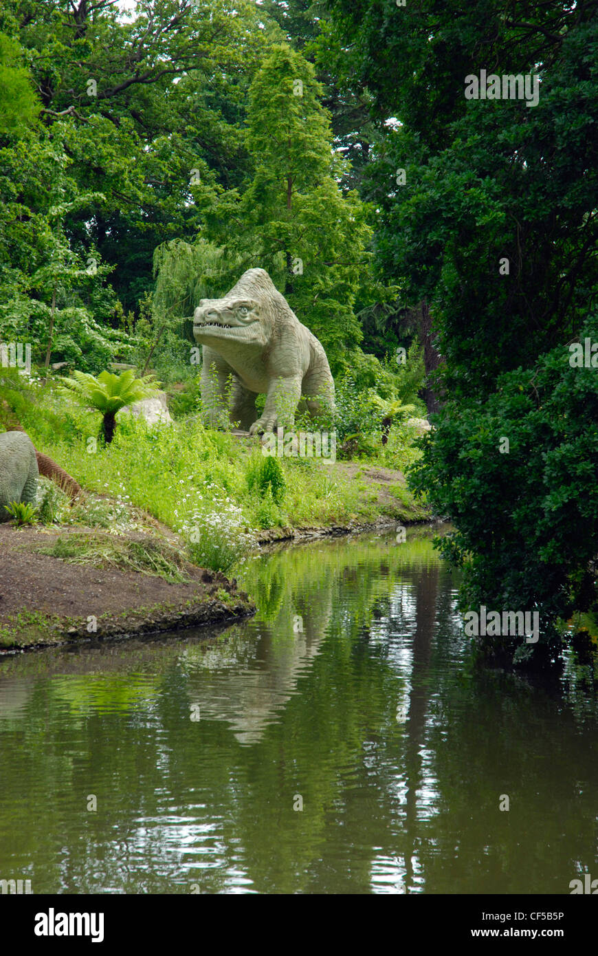 Un dinosauro Megalosaurus statua in Crystal Palace Park. Foto Stock
