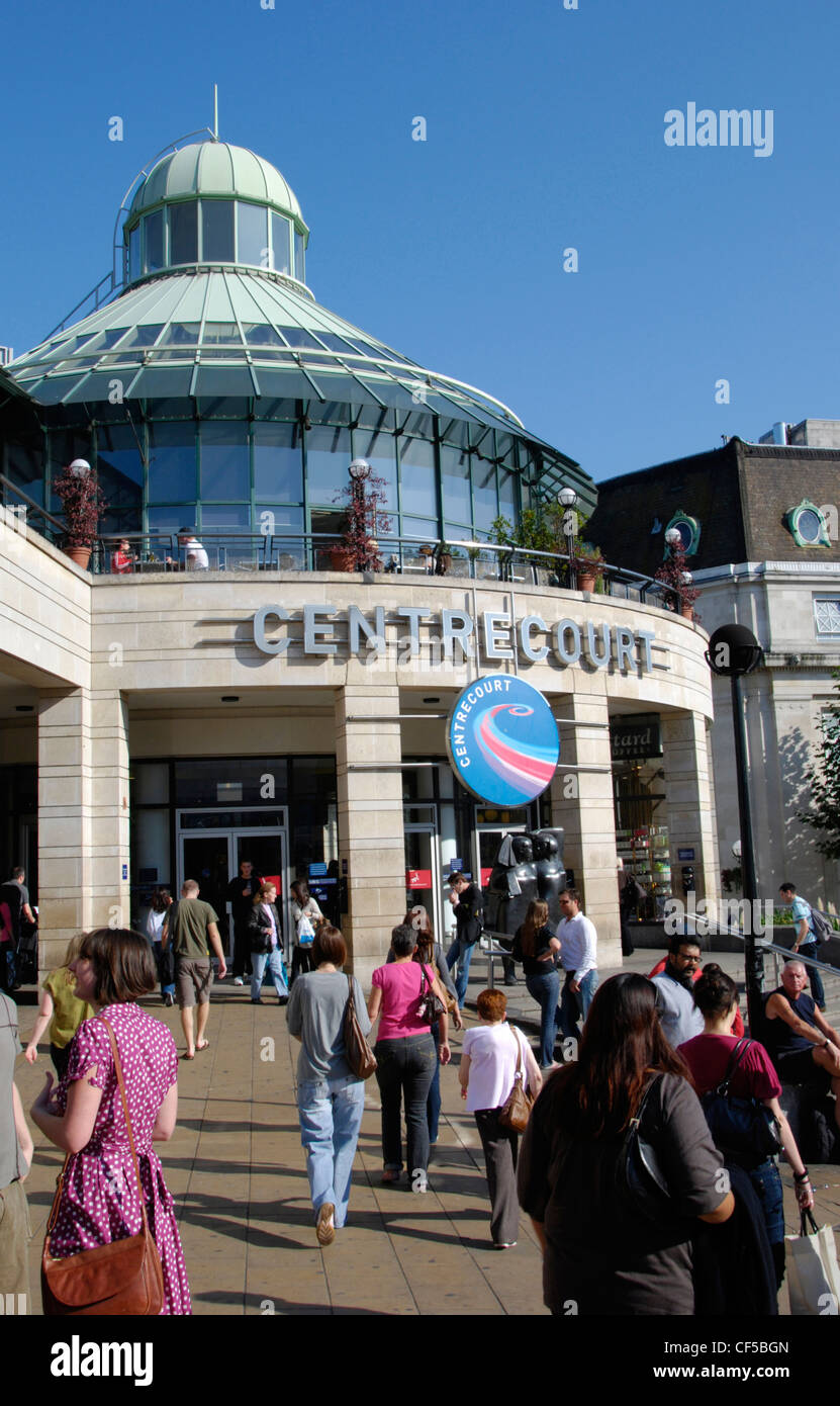 Gli amanti dello shopping al di fuori della parte anteriore del Centre Court shopping centre a Wimbledon. Foto Stock