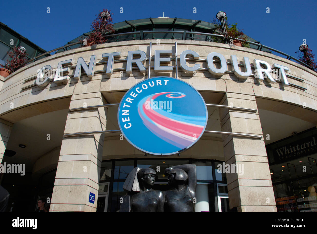L'ingresso alla corte del centro shopping center a Wimbledon. Foto Stock